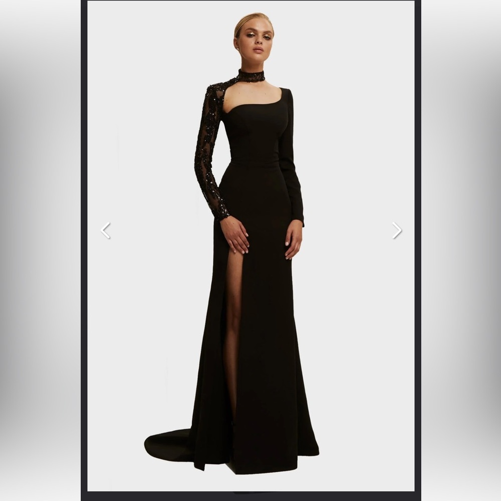 Trumpet gown with detachable sleeve